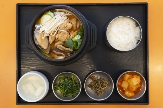 위에서 본 알탕 상차림 — 뚝배기 알탕, 밥, 무 물김치·나물·멸치볶음·깍두기