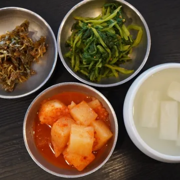 반찬 네 가지 — 멸치볶음, 나물, 깍두기, 무 물김치